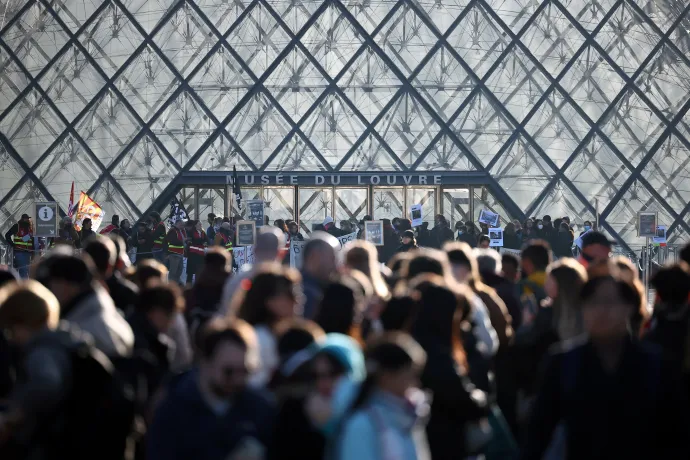 Tüntetők torlaszolják el a Louvre bejáratát Párizsban, Franciaországban 2026. október 19-én – Fotó: Abdul Saboor / Reuters