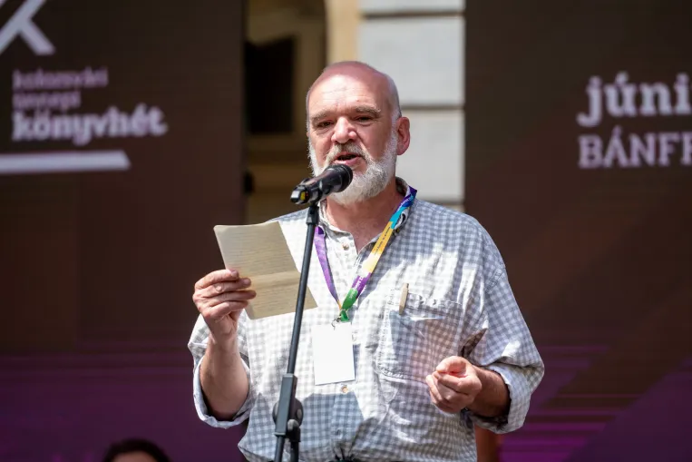 Hogyan lehet túlélni egy abszurd, mégis létező diktatúrát?