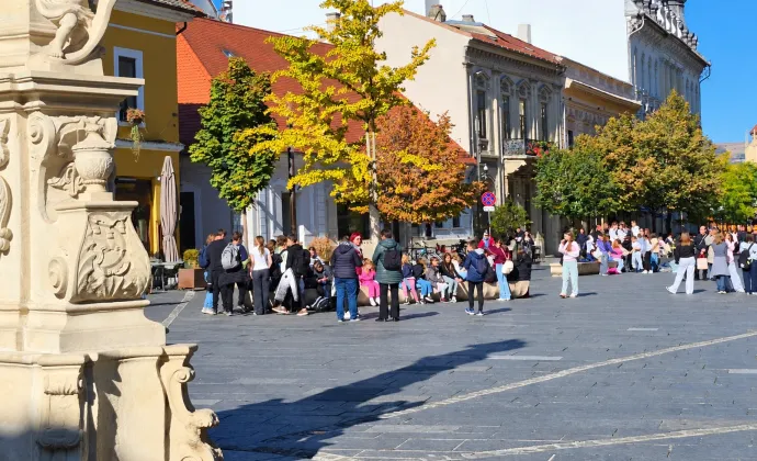 A Báthory líceum diákjai és a kiérkezett rendőrség – Fotók: Stiri de Cluj