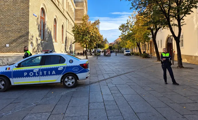A Báthory líceum diákjai és a kiérkezett rendőrség – Fotók: Stiri de Cluj