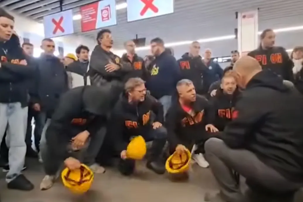 Acélipari munkások foglalták el Genova repterét