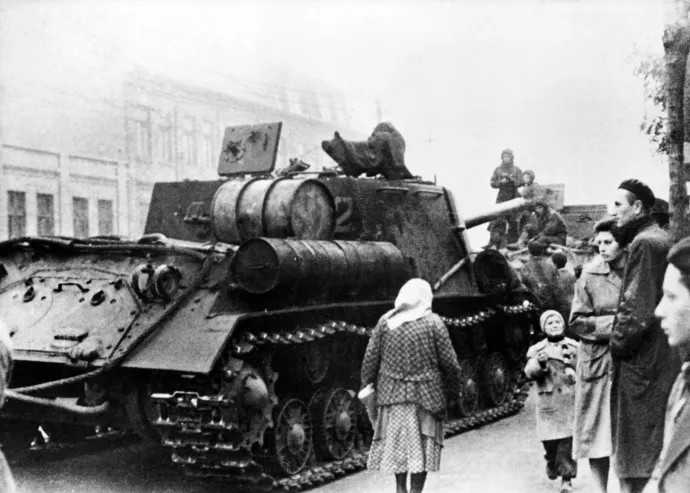 Szovjet tankok járőröznek Budapest utcáin 1956. november 13-án – Fotó: Intercontinental / AFP