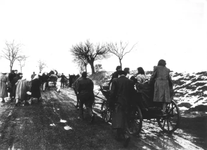 Az 1956-os forradalom leverése után Magyarországról elmenekült emberek – Fotó: Archives Snark / Photo12 / AFP