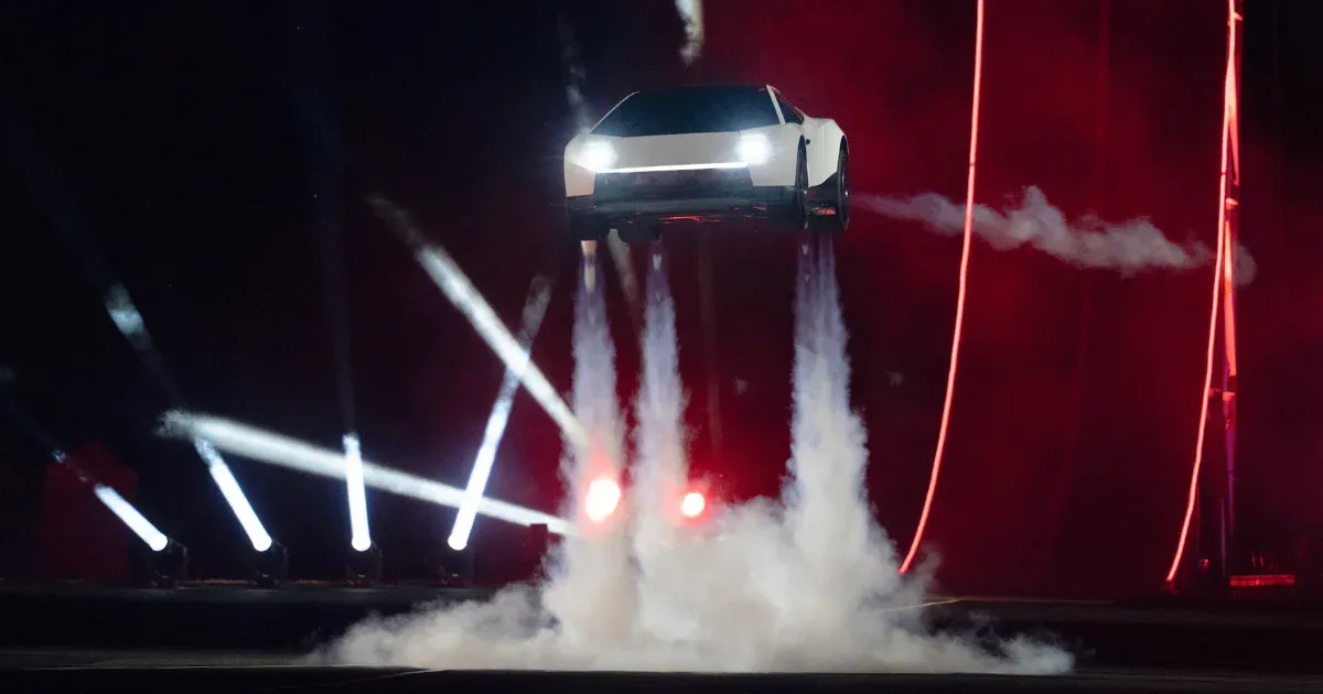 A Tesla Roadster új japán kalandja a SpaceX texasi központjában