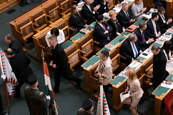 Kivonulnak a Mi Hazánk képviselői az Európai Unió himnusza, az Örömóda elhangzása előtt az új Országgyűlés alakuló üléséről az Országházban 2026. május 9-én – Fotó: Szigetváry Zsolt / MTI