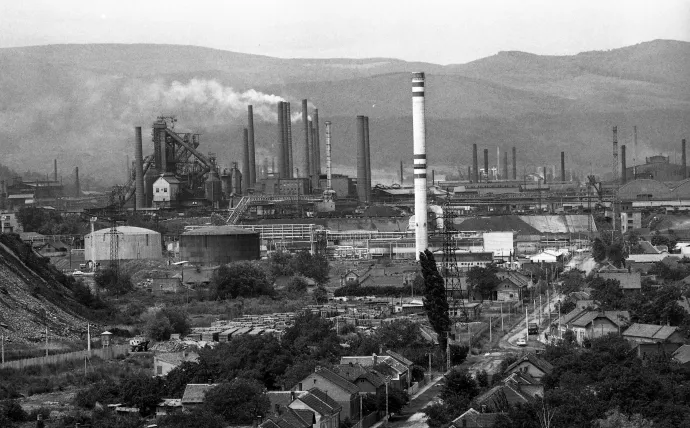 Lenin Kohászati Művek, az előtérben a Reisinger Ferenc utca és a Gyár utca találkozása látható (1978) – Fotó: Fortepan/Urbán Tamás