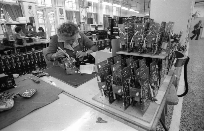 VIDEOTON, a Cleopátra rádiókészülék összeszerelő üzeme (1983) – Fotó: Fortepan/Erdei Katalin