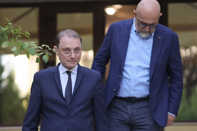 Luca Niculescu és Kelemen Hunor az együttműködési egyezségben való megegyezést követően – Fotó: George Calin / Inquam Photos