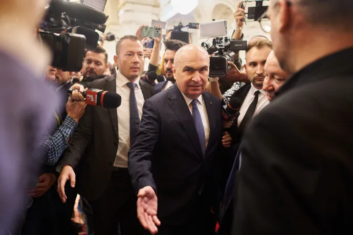 Bolojan az újságírók között a parlamanet épületében – Fotó: George Calin / Inquam Photos