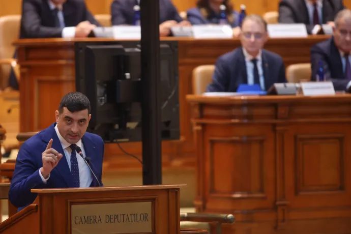George Simion, az AUR elnöke beszédet mond a parlamentben, a háttérben elmosódva látszik Luca Niculescu kijelölt miniszterelnök – Fotó: George Calin / Inquam Photos