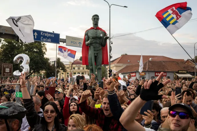 A tíznapos kerékpártúrájukról érkező diákokat köszöntik a szerbiai Kragujevacban 2026. szeptember 26-án – Fotó: Marko Djurica / Reuters