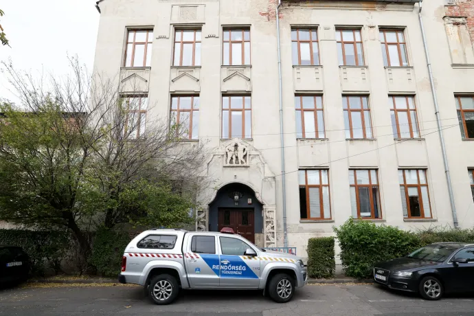 A rendőrség tűzszerész autója a Kőrösi Csoma Sándor Általános Iskola és Gimnázium előtt a bombariadó alatt 2026. október 19-én – Fotó: Bődey János / Telex