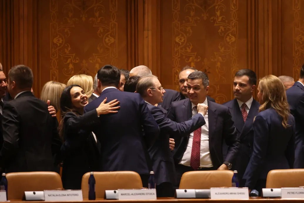 Majdnem fél év kormányválság után megszavazta az új kabinetet a román parlament