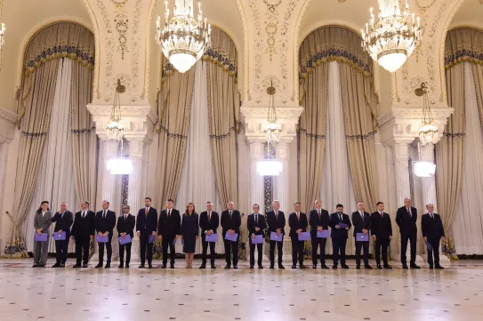 Nem szent a béke a parlamentben, de legalább hivatalba lépett az új román kormány