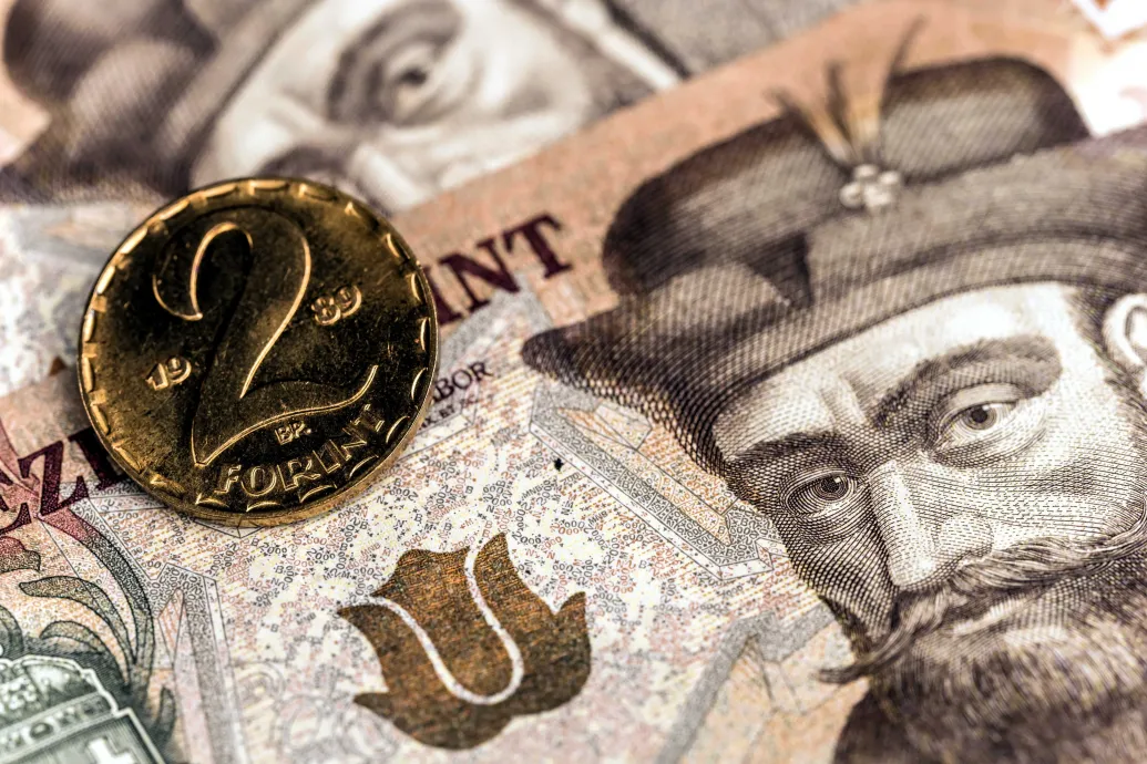 Kis gyengüléssel indított a forint a nagy gazdasági bejelentések után