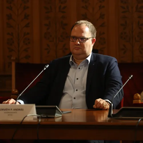 A Tisza és a Fidesz közötti szócsata lett a közmédia átmeneti vezérigazgatójának meghallgatásából