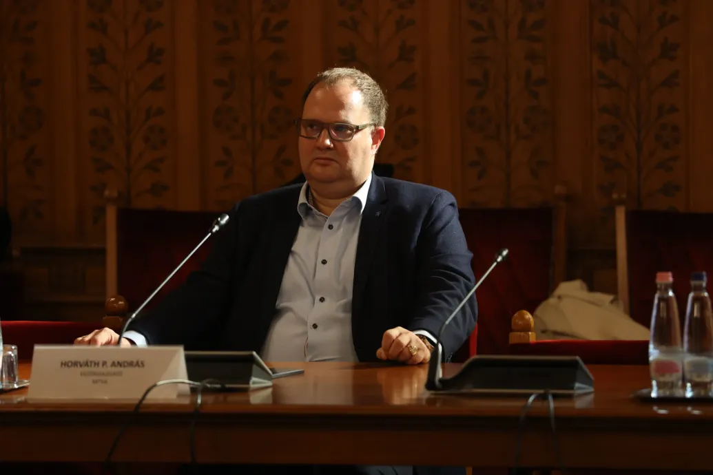 A Tisza és a Fidesz közötti szócsata lett a közmédia átmeneti vezérigazgatójának meghallgatásából