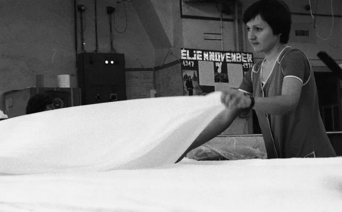Munkásnő a textilüzemben (1976) – Fotó: Fortepan / Urbán Tamás
