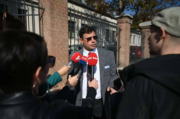 Bátki Pál büntetőjogász, Matolcsy György, a Magyar Nemzeti Bank volt elnökének jogi képviselője nyilatkozik, amikor megérkezik a Központi Nyomozó Főügyészség (KNYF) épületéhez 2026. október 21-én – Fotó: Balogh Zoltán / MTI