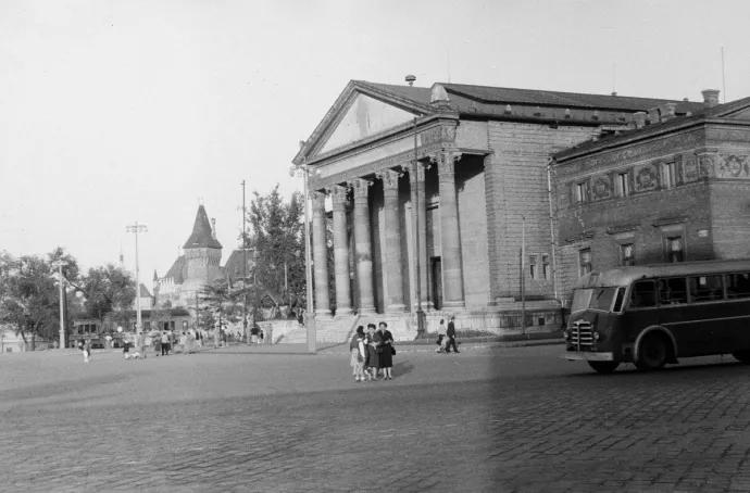 A Hősök tere 1956. szeptember 23-án. A kép középpontjában a Műcsarnok, hátterében a Vajdahunyad vára látható – Fotó: Fóti István örökösei / Fortepan