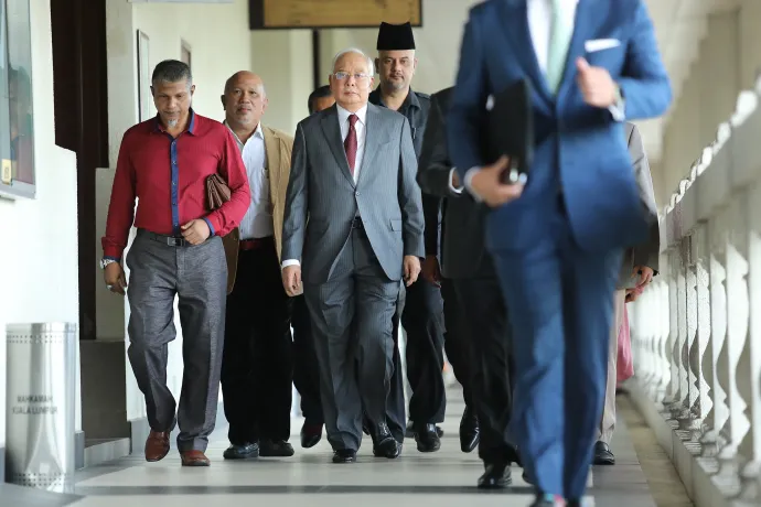 Nadzsib Razak az ügyben tartott tárgyalásra érkezik Kuala Lumpurban 2020. január 9-én – Fotó: Farid Bin Tajuddin / Anadolu / Getty Images