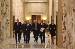 Románia politikai csapdája nem oldódott meg az új kabinettel: a szélsőjobb már ugrásra kész