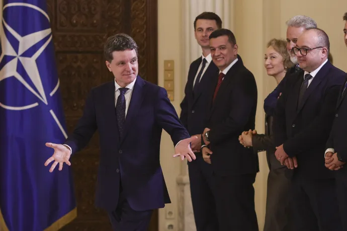 Nicusor Dan mosolyog az új kabinet beiktatásának hírére. Háttérben az elnöki tanácsadók és Sorin Grindeanu, a PSD elnöke – Fotó: Octav Ganea / Inquam Photos 