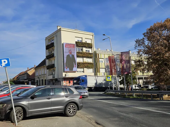 Vučić plakátja Ürögön 2026. október 20-án – Fotó: Molnár Zoltán / Telex