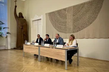 Radnai Márk és Hernádi Zsolt is megjelent a bezáratott műemlék uszoda miatt tartott lakossági fórumon Esztergomban