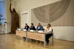 Radnai Márk és Hernádi Zsolt is megjelent a bezáratott műemlék uszoda miatt tartott lakossági fórumon Esztergomban