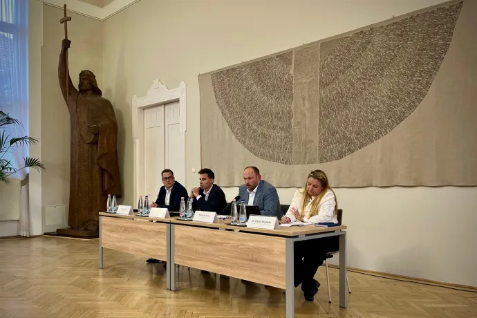 Radnai Márk és Hernádi Zsolt is megjelent a bezáratott műemlék uszoda miatt tartott lakossági fórumon Esztergomban