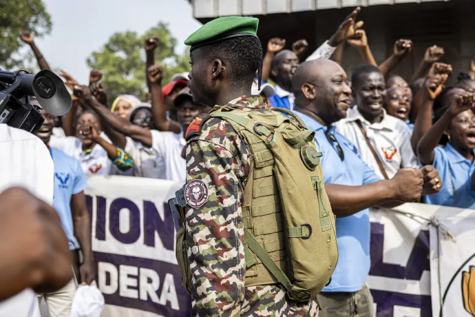 A közép-afrikai hadsereg Wagner-csoport jelvényét viselő katonája biztosítja Faustin-Archange Touadéra elnököt egy rendezvényen a Közép-afrikai Köztársaságban található Boubouiban, 2025. március 1-jén. – Fotó: Patrick Meinhardt / AFP