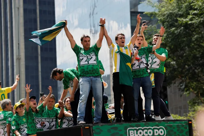 Flávio Bolsonaro egy választási nagygyűlésen az elnökválasztás második fordulója előtt a brazíliai São Paulóban, 2026. október 18-án – Fotó: Brian Snyder / Reuters