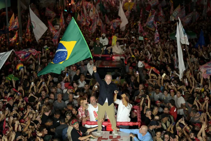 Lula elnök egy választási nagygyűlésen az elnökválasztás második fordulója előtt a brazíliai Belo Horizonte városában, 2026. október 21-én – Fotó: Douglas Magno / AFP