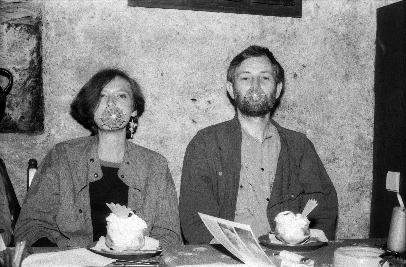 Galántai György és Klaniczay Júlia: A harmadik típusú beszéd – a hallgatás. 1984 („Határjelek” szimpózium, Breitenbrunn) – Forrás: Artpool