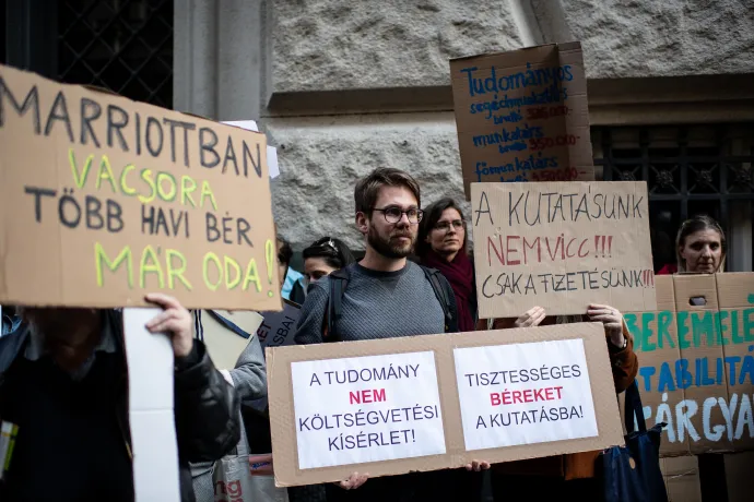 Tudományos dolgozók tüntetése a HUN-REN Központ épülete előtt 2024. április 25-én – Fotó: Bődey János / Telex