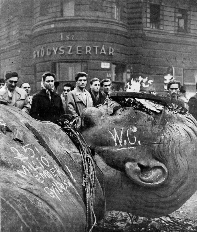 Ledöntött Sztálin-szobor az 1956-os magyar forradalom idején Budapesten – Fotó: Universal History Archive / Universal Images Group / Getty Images