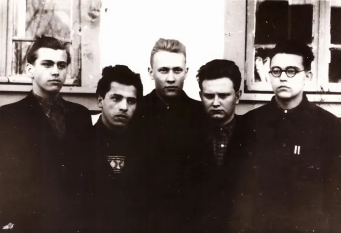 A tartui 3. számú középiskola diákjaiból alakult Eesti Noorte Malev földalatti ellenállócsoport tagjai a mordvinföldi 7-es fogolytábor iskolájának lépcsőjén, 1957 tavaszán. Balról: Tõnis Raudsepp, Voldemar Kohv, Enn Tarto, Jüri Lõhmus és Lembit Soosaar. A fiatalokat a magyar forradalmat támogató röplapok terjesztése miatt ítélték el – Fotó: Jaan Isotamm
