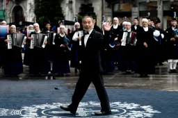 Mielőtt író lett, menő dzsesszbárt vezetett az örök Nobel-esélyes japán sztárszerző