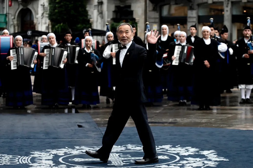 Mielőtt író lett, menő dzsesszbárt vezetett az örök Nobel-esélyes japán sztárszerző