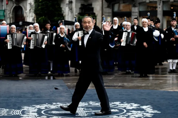 Mielőtt író lett, menő dzsesszbárt vezetett az örök Nobel-esélyes japán sztárszerző