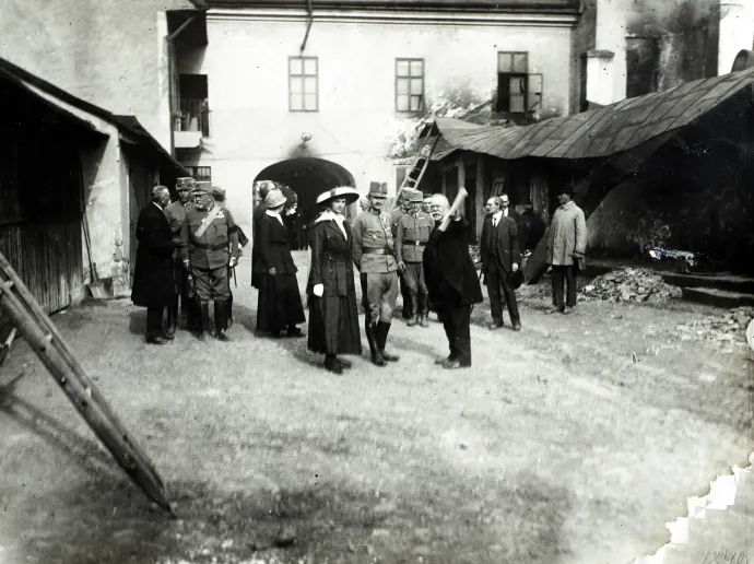IV. Károly király és Zita királyné Kemény János polgármesterrel Gyöngyösön, az 1917. május 21-i tűzvész után két nappal – Fotó: Fortepan / Bogyó Virág