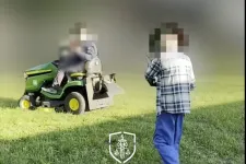 Láncfűrésszel a kezében ordibált egy egri férfi, a szomszédja fűnyíró traktorral menekült