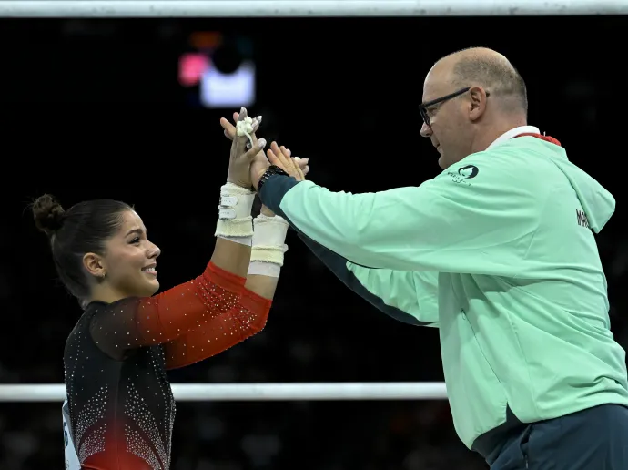 Draskóczy Imre szövetségi kapitány gratulál Székely Zójának felemáskorlát-gyakorlata után a 2024-es párizsi nyári olimpia női tornászbajnokságának selejtezőjében a Bercy Arénában 2024. július 28-án – Fotó: Kovács Tamás / MTI