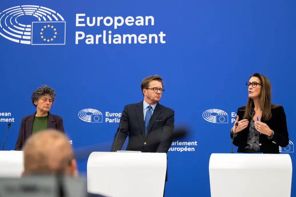 Ellenzékiekkel is egyeztet a küldöttség, amelynek a jelentése döntő lehet a „hetes cikkes” eljárásnál