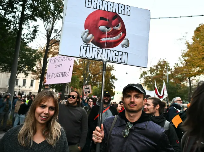Tízezrek tüntettek Bécsben az egyetemek költségvetésének csökkentése miatt – Fotó: Joe Klamar / AFP