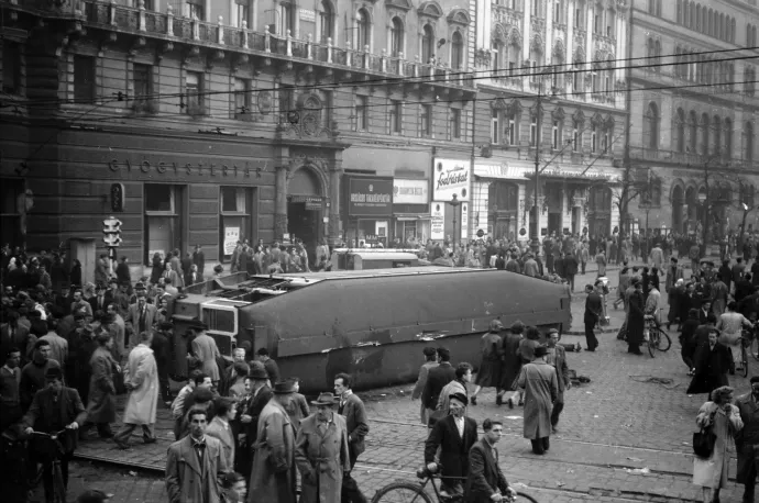 Tüntetők Budapesten egy felborított villamos körül – Fotó: Bor Ambrus / Fortepan