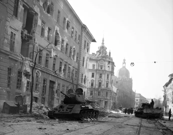 Kilőtt szovjet tankok Budapesten – Fotó: Kieselbach Tamás / Fortepan