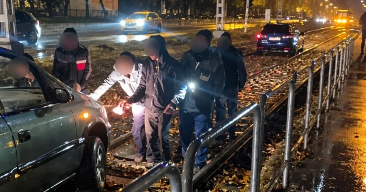 Két autó elakadt a síneken Budapesten – Különös baleset a Határ úti villamos megállójában
