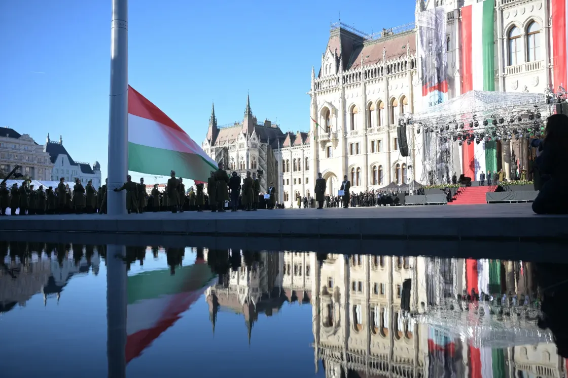Felvonták a nemzeti lobogót a Parlamentnél, megkezdődtek az október 23-i programok